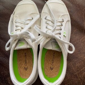 Cariuma Canvas Sneakers Off White Womens 6.5 / Mens 5